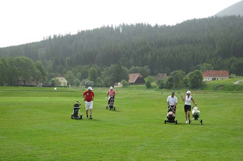 gc grokue golfer golfplatz wechsel berge